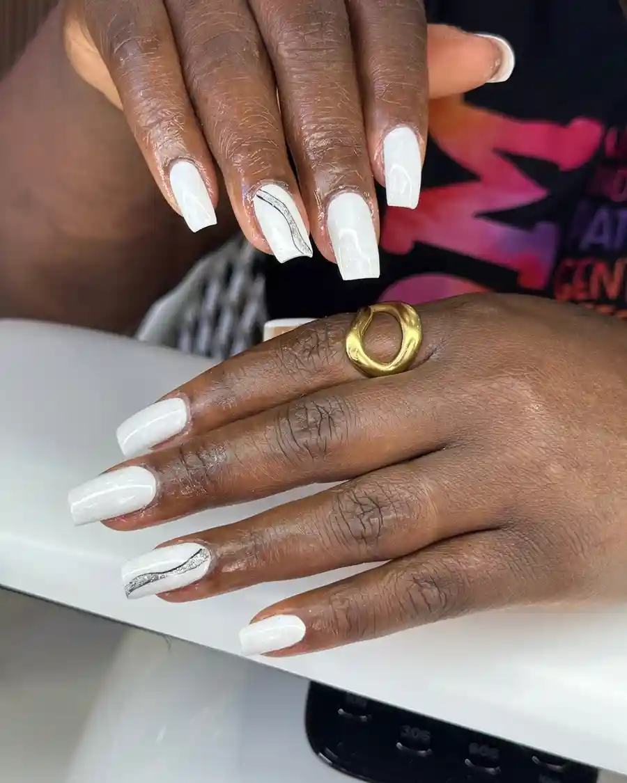 Unhas brancas com detalhe em glitter, feitas no 4Beauty