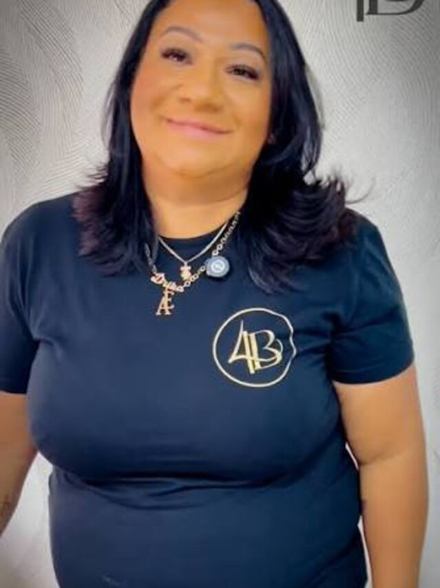 Drika, Técnica de unhas no salão 4Beauty na Amadora